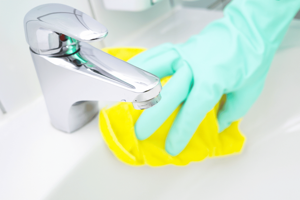 Grundreinigung im Sanitärbereich